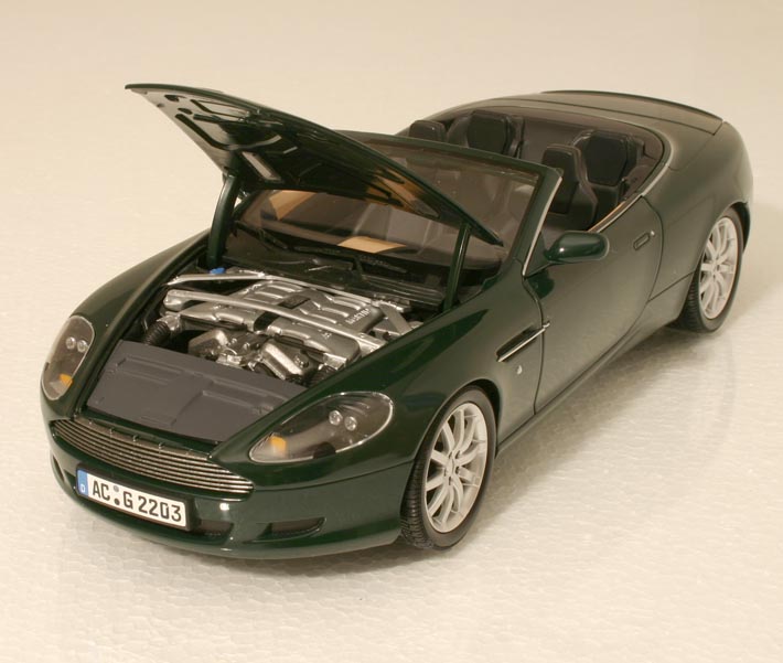 Rejält tilltagen motorhuv för att varje Aston Martin skall kunna glufsa i sig det mesta på vägen! Foto: Richard E. Olfwenstam.