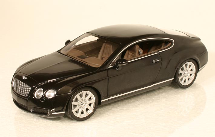 Trevligt med en riktig hardtop utan B-stolpe, vilket Minichamps demonstrerar tydligt. Foto: Richard E. Olfwenstam.