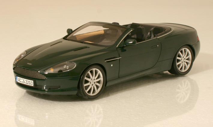 2004 Aston Martin Volante i all sin strömlinjeformade skönhet. Foto: Richard E. Olfwenstam.