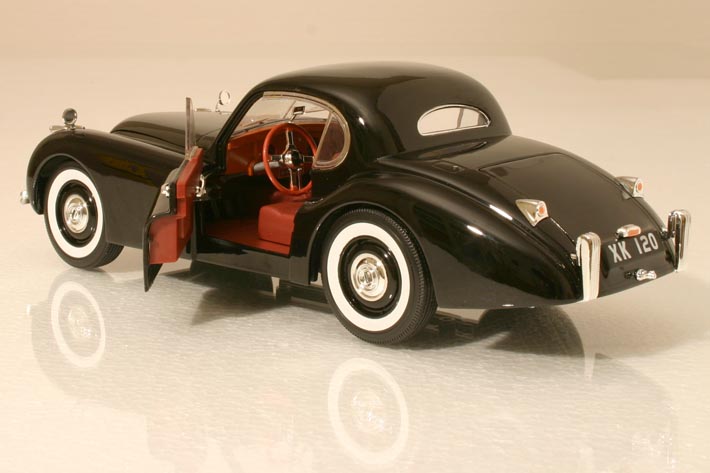 Tidiga XK 120 med liten bakruta ger extra charm. Foto: Richard E. Olfwenstam.