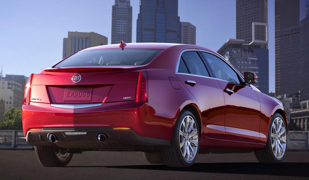 Kort och tvär akter som det anstår en sportig sedan. Självklar med vertikalt placerade baklampor på känt Cadillac-manér.