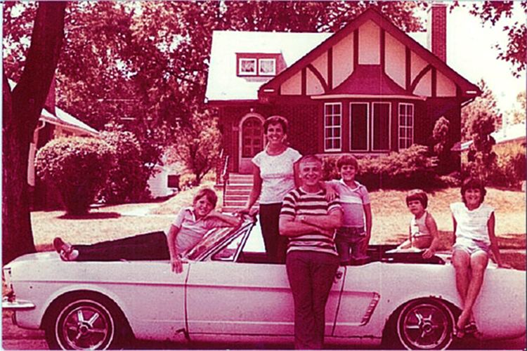 Familjen samlad på 70-talet då vagnen användes som bruksbil.