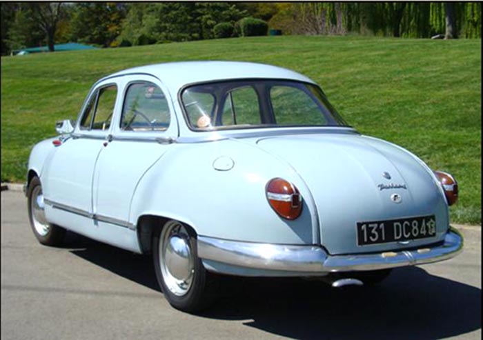 Större baklampor kom till 1957, liksom ändrad instrumentpanel och mindre förändringar i hjulupphängningen.