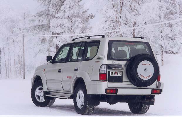 Ny utformning på fälgarna och rödmålade beteckningar återfinns på denna mini-SUV från Toyota.
