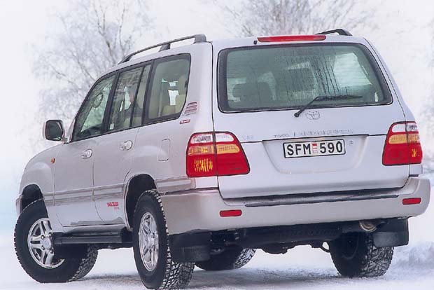 Diskret formgivning kännetecknar Land Cruiser 100 även som jubileumsmodell. Att trampa till och köra förbi den här aktern är inte särskilt svårt. Toppfarten för den snabbaste av versionerna är bara 175 km/tim.