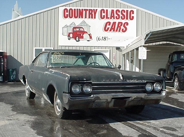 1965 Oldsmobile Jetstar 88 är ett totalt renoveringsobjekt för $2.350. Kostar över 40.000 kr tullad i Göteborg. Lägg till en renoveringskostnad på 250.000 kr. Inredningen i en Jetstar är dessutom knepig (läs omöjlig) att återskapa i originalutförande.