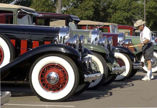 Allan Franz från Defiance i Missouri ses här polera sin 1930 LaSalle Model 340 Town Sedan.