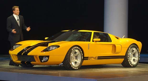 När det fortfarande rörde sig om en conceptbil kallades den Ford GT40. På bilden förklarar William Clay Ford Junior att bilen skall gå i produktion.