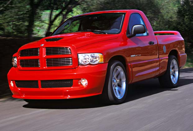 Skall Du öppna ett företag för expressfrakter? Då är Dodge SRT-10 rätt fordon. Här når Du 100 km/tim på fem röda sekunder!