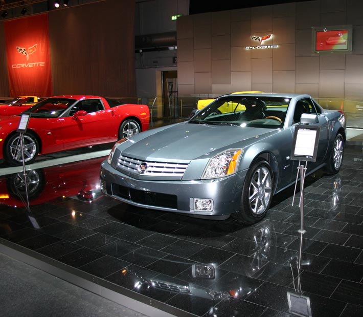 Cadillac XLR är märkets exklusiva sportvagn, där taket kan vikas och fällas ned automatiskt i bakpartiet.