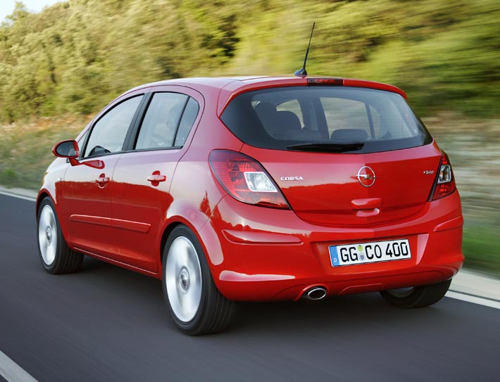 Personer med lågt IQ kallar detta 5-dörrars. Men eftersom det är en lastlucka i aktern, avsett enbart för bagage, så fortsätter vi på MOTOR-LIFE att kalla modellen 4dr Sedan. En mycket populär version av Opel Corsa.