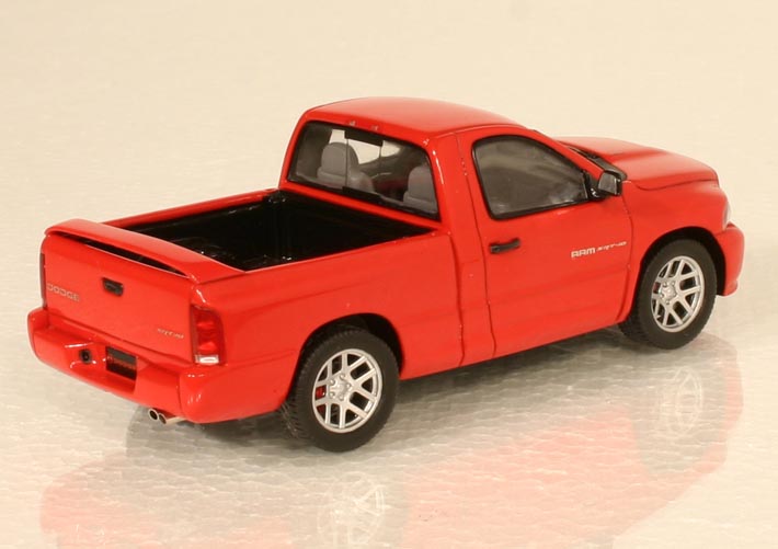 Dodge RAM SRT-10 med kort flak och spoiler över aktern! När det finns mycket nytta och ännu mer nöje! Foto: Richard E. Olfwenstam.
