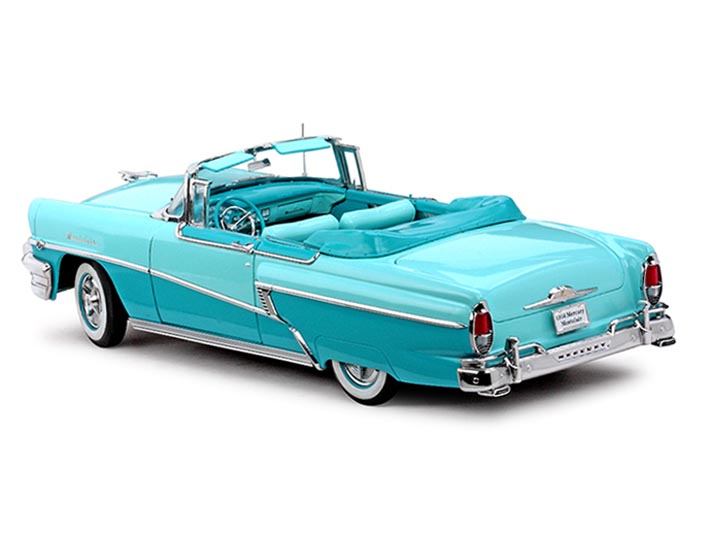 Det är fotografens fel att bilen ser nedlastad ut där bak, speciellt på vänster sida. I verkligheten är denna 1956 Mercury Montclair Convertible lika perfekt som flertalet andra modeller från Sun Star.