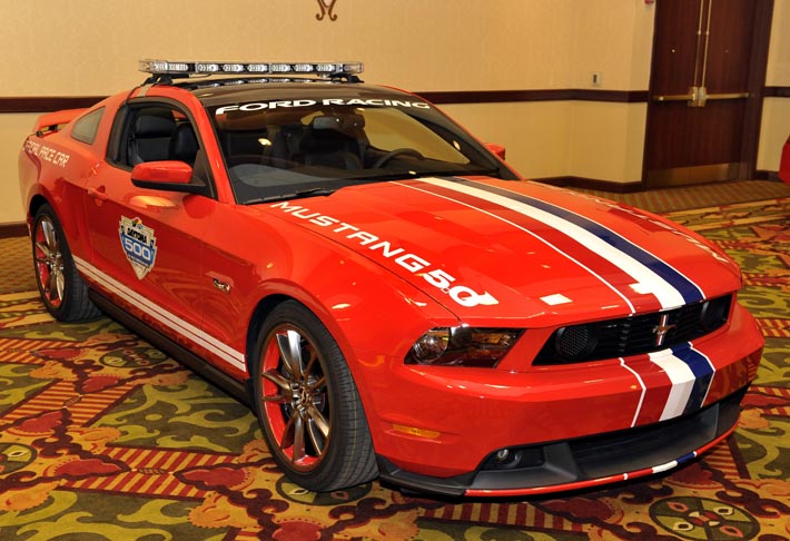 Mustang GT Daytona 500 Pace Car, här med monterad ljusbåge på taket. Foto: Brian Czobat.