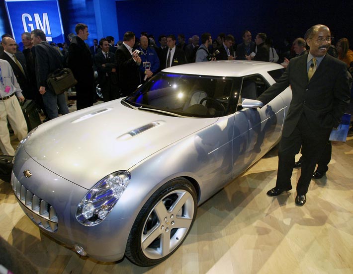 General Motors Vice President för Design North America, Ed Welburn stående vid konceptbilen Chevrolet Nomad efter premiärvisningen söndagen den 4 januari 2004. Platsen är North American International Auto Show i Cobo Hall i Detroit.