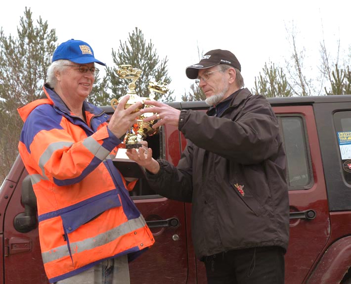 Utmärkelsen överlämnades av en av instiftarna, Lars Carlstedt (t.h.) till legenden Peter Öjerskog (t.v.).