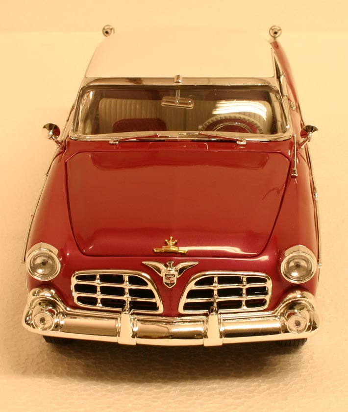 1955 Imperial visar upp en mäktig och kromrik front. Foto: Richard E. Olfwenstam.