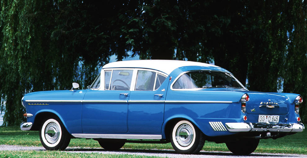 Amerikansk influens på alla punkter. Visst ser vi det nära släktskapet med 1958 Impala Sport Coupe vad beträffar bakrutan, som återfanns på samtliga övriga GM-märken i USA det året.