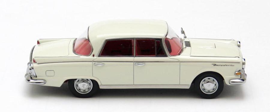 Den lyxiga Borgward P100 uppvisade moderna, strikta linjer. En sober vagn med luftfjädring, avsedd att konkurrera med de lyxigaste modellerna av Mercedes-Benz.