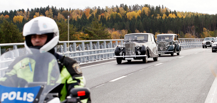 Snygg kortege med Rolls-Royce på Motalabron.