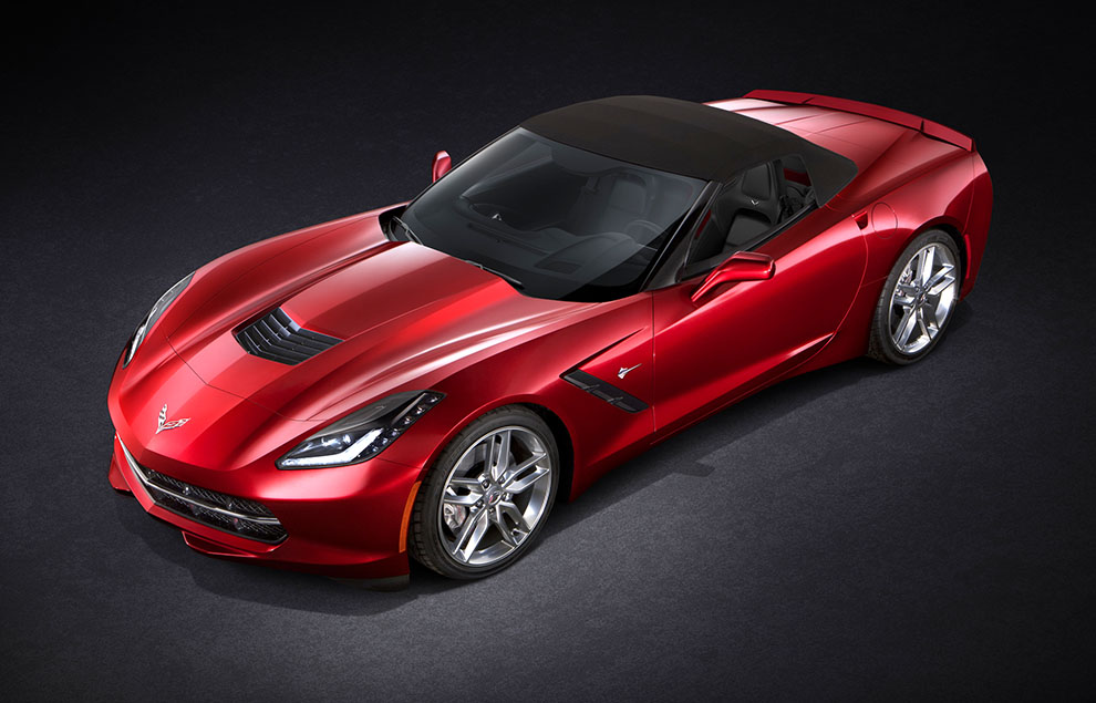 Även med suffletten uppfälld ger Corvette Stingray Convertible stor harmoni i linjerna.