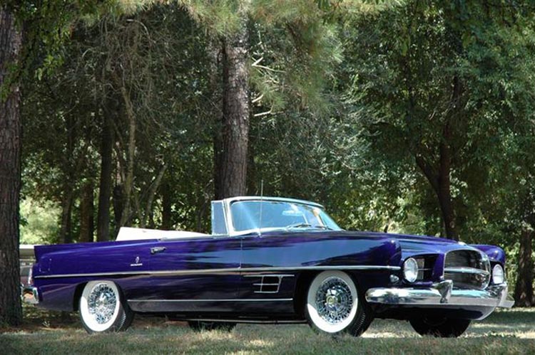 Dual Motor Company köpte designen och tillverkningsrättigheten från Chrysler. Från början var det en Dodge Firearrow.