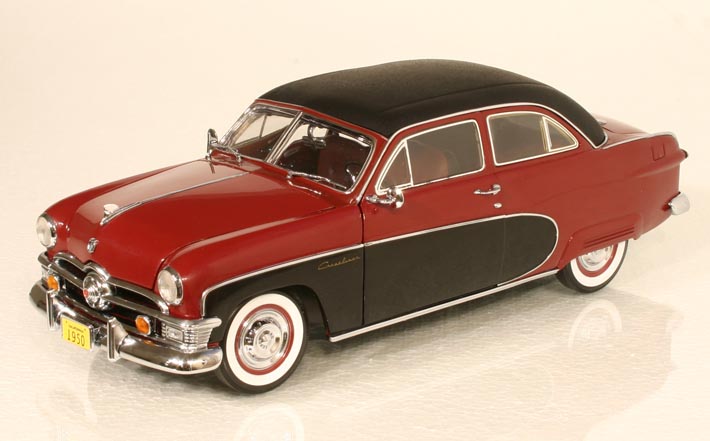 Däck med bred vit sida och mängder med extra krom var standard på Ford Crestliner. Foto: Richard E. Olfwenstam.