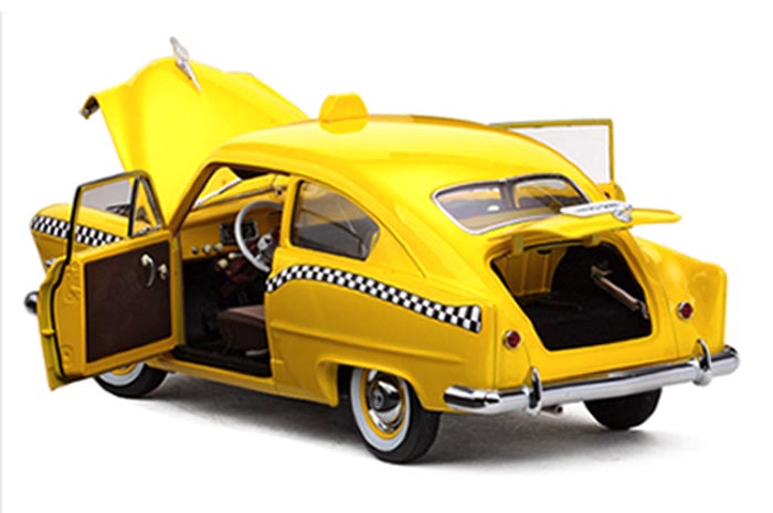 Modellen har öppningsbara dörrar, motorhuv och baklucka.