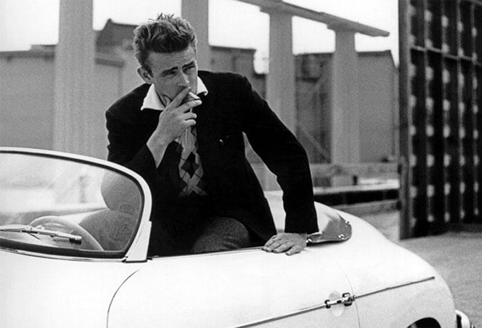 James Dean i sin nyköpta Porsche 550 Spyder som han döpte till ”Little Bastard”, och som han omkom i den 30 september 1955.