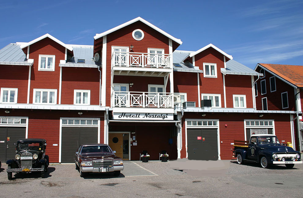 Hotell Nostalgi ligger i 90 graders vinkel intill muséebyggnaden. Åker man genuin entusiastbil hänvisas man till trygg parkering utanför hotellentrén.