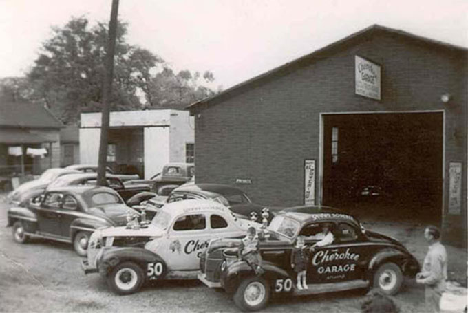 Bröderna Flock och Gober Sosebee utanför Cherokee Garage. Ett glödhett ställe i slutet på 40-talet i NASCAR-sammanhang.