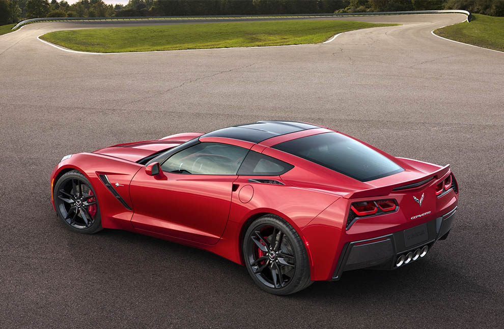 Corvette har lite märkligt övergett sina traditionella runda baklampor. Men det är karossens formspråk som går igen även i baklamporna.