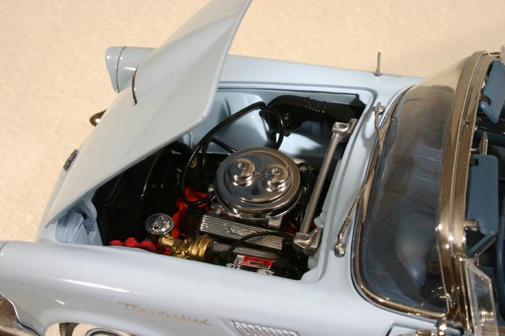 Komplett motorrum med tändkablar, batteri, påse för vindrutespolning och allt annat som hör ett motorrum till. Foto: Richard E. Olfwenstam.