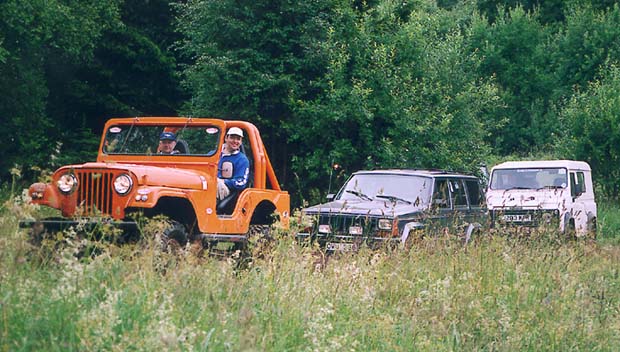 En orange jeep CJ i ombyggt skick leder eftermiddagssafarin under offroaddagen i Enköping. Under eftermiddagarna körs alltid en gemensam kolonnkörning för att få äventyrskänsla.