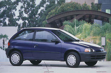Swift konstruerades på 70-talet och introducerades 1983. En 20 år gammal bilmodell som inte borde få lov att säljas här! På bilden en 2dr hatchback, men till Sverige kommer enbart 4dr hatchback.