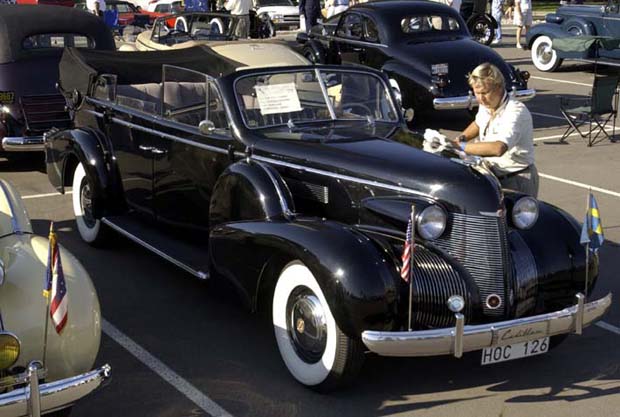 Vad nu? En svensk nummerskylt? Javisst! Anders Läck från Stockholm imponerade stort på amerikanerna med sin 1939 Cadillac Convertible med karosseri från Nordberg. Den enda i sitt slag!.