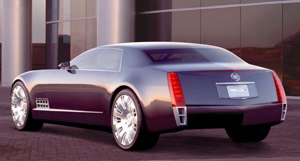 Baklamporna är vertikalt placerade på känt Cadillac-manér, men på Sixteen obehagligt oskyddade. Personligen skulle jag också vilja bygga på aktern med kanske 30 cm! Eller skall det vara ett "continental kit" där?