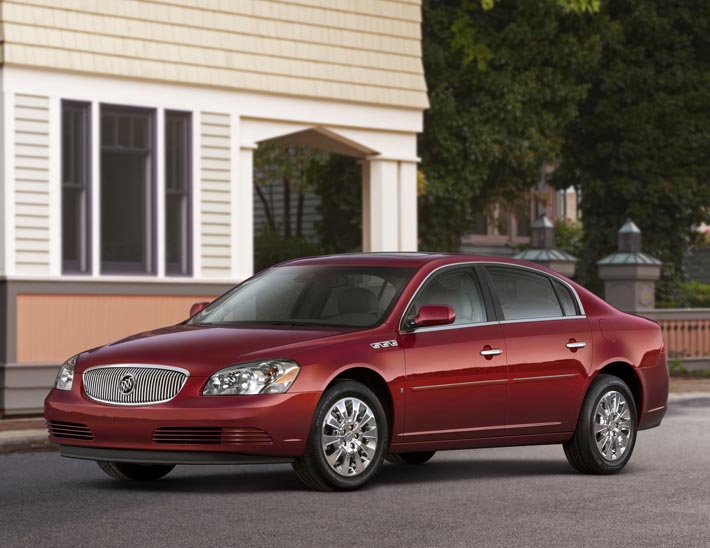 2009 års Buick Lucerne CXL har en kromad grill med täta vertikala kromribbor, ungefär som 1954 års modell.