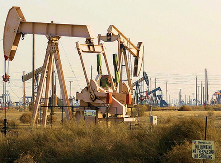 Oljeriggar som ägs av Chevron i Coalinga, California, USA.