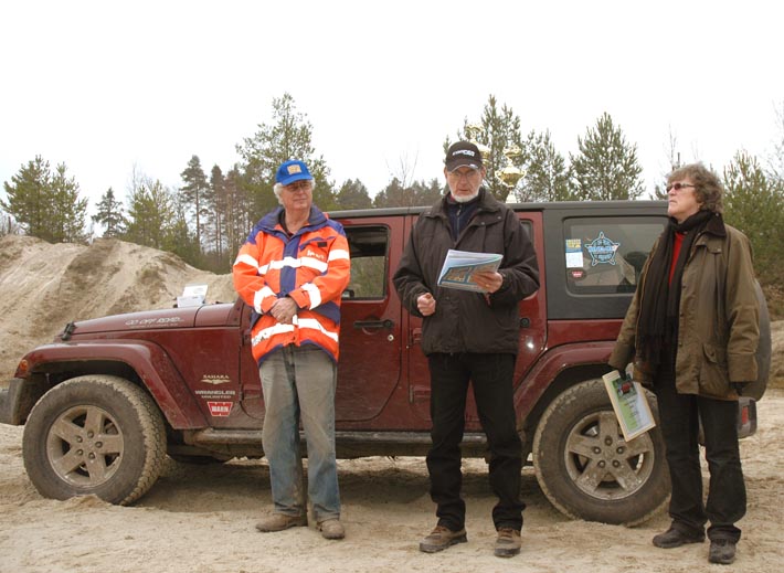 Till vänster Peter Öjerskog, i bakgrunden hans utmärkta Jeep. Till höger instiftarna Lars och Ingalill Carlstedt.