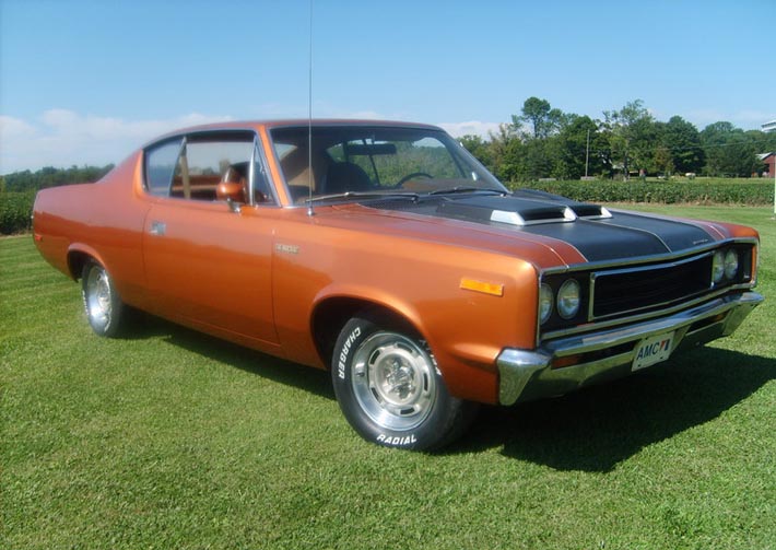 En Rebel Machine i skala 1/1, lackerad i Burnt Orange.