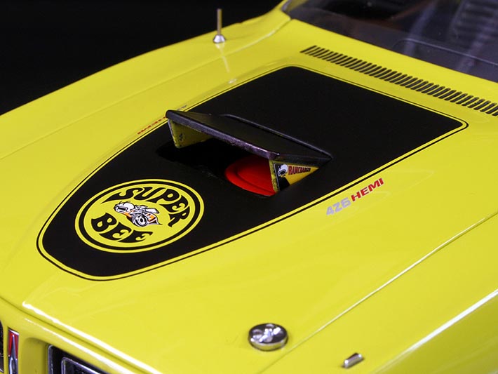 Under luftintaget skymtar luftrenaren till den mäktiga 426 Hemi-motorn.