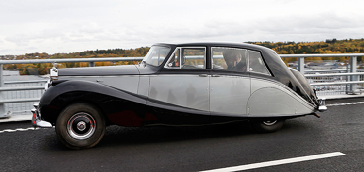 En värdig 1959 Rolls-Royce Silver Wraith med kungen i baksätet.