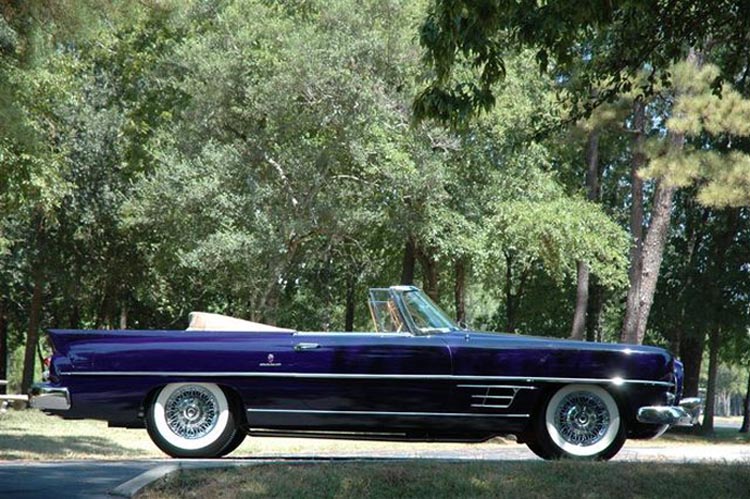 Mästaren vid ritstiftet var förstås den världsberömde designern Virgil Exner, som började på Chrysler 1949.