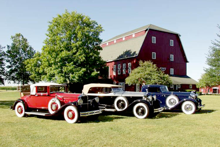 Ofta ställs en del av bilarna ut till beskådande utomhus. Från vänster; Pierce-Arrow, Rolls-Royce och Lincoln.