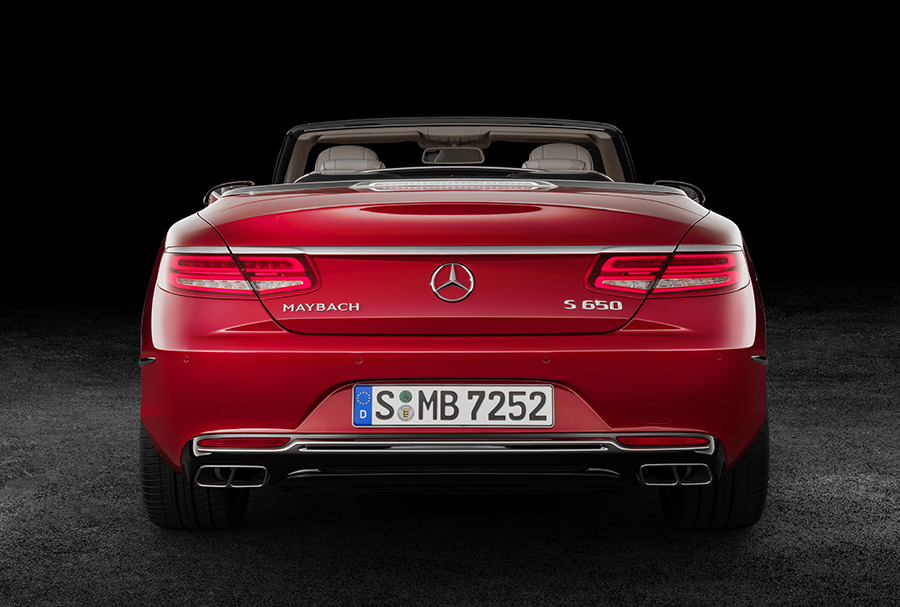 Om någon skulle sväva i tvivelsmål om vad sorts bil det är, så har man försett aktern både med Mercedes-stjärna och namnet Maybach.