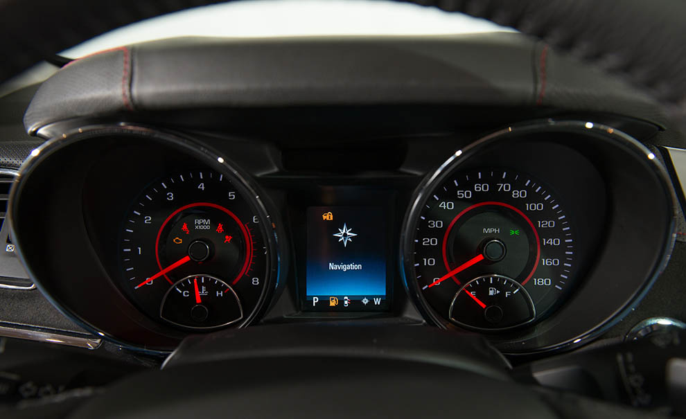 Runda, analoga mätare. Hastighetsmätaren är graderad till 180 mph.
