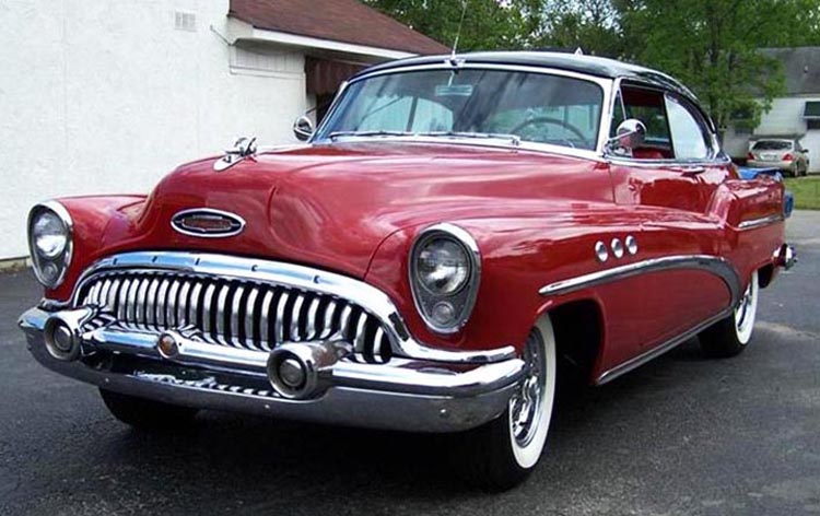 En elegant 1953 Buick Super Riviera Hardtop i Carlsbad Black över Matador Red.