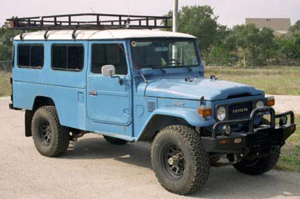 En klassisk FJ45 med lång hjulbas. Tidigt 60-tal? Nej den här är av 1980 års modell! Men utseendet stämmer med flertalets sinnebild för Land Cruiser. Kantig, oöm och praktisk!