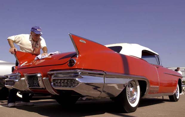 Buddy Brill från Palm Coast i Florida, polerar vidare på sin redan spegelblanka 1958 Cadillac Eldorado Biarritz. Just den här bilen var med i filmen "Great Balls of Fire".